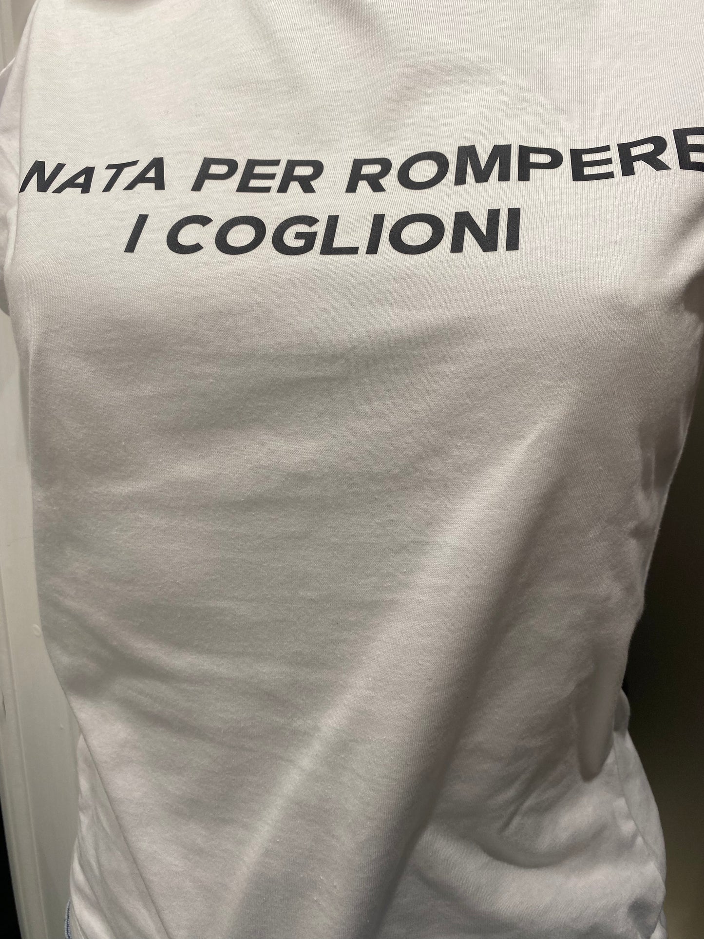T-shirt bianca "Nata/o per rompere i ****"
