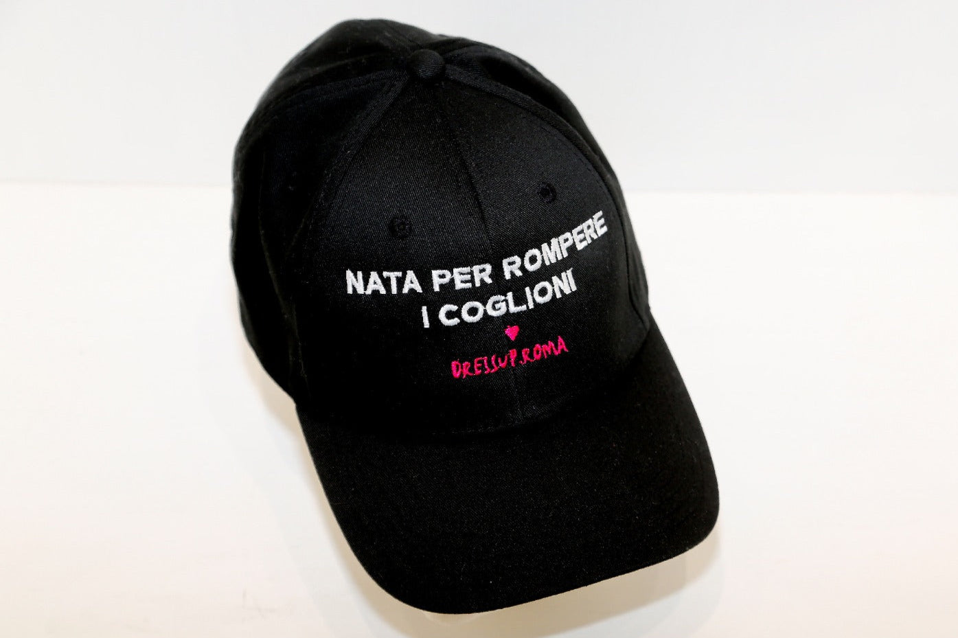 Cappello “Nata per rompere i ****”